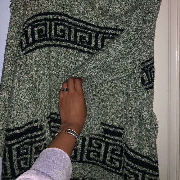 Kenzie Turtleneck oversized sweater with fringe - Picture 7 of 8